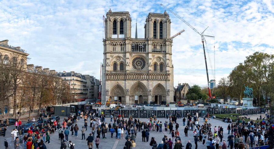 Paris: Notre Dame Cathedral Exterior Tour with Free Entry - Joining the free general admission line