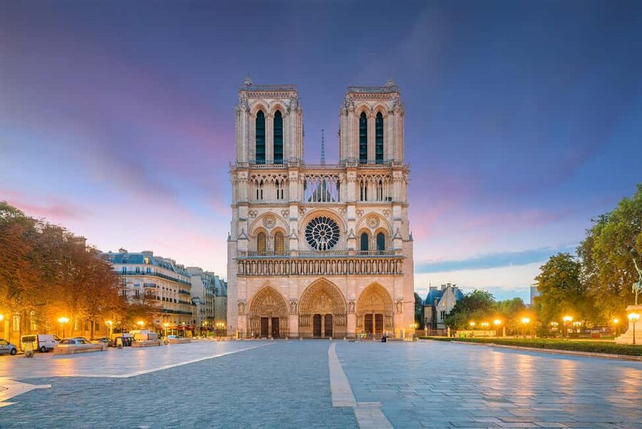 Paris: Notre Dame Cathedral Exterior Tour with Free Entry - Which guides and group habits matter