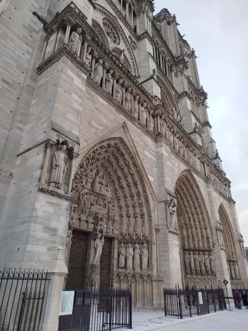 Paris: Notre Dame Cathedral Guided Tour of the Neighborhood - Why Île de la Cité makes a strong starting point