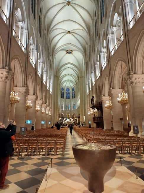Paris: Notre Dame Cathedral Guided Tour of the Neighborhood - The first hour: streets, stories, and Notre-Dame from outside
