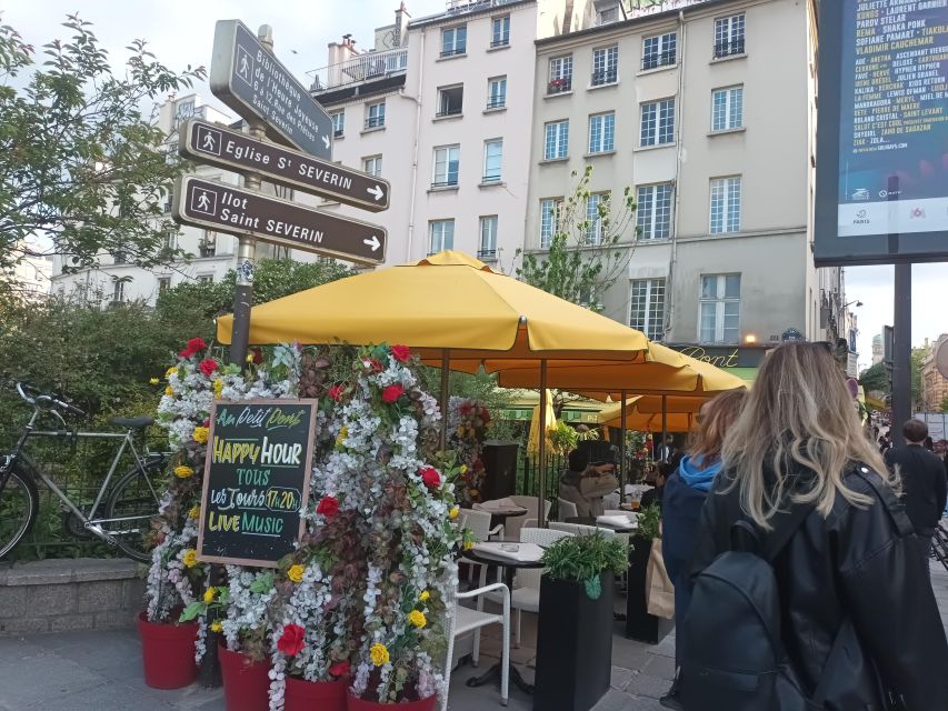 Paris: Notre Dame Exterior Walking Tour with Sainte Chapelle - Guides are the heart of the experience