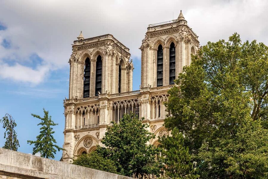 Paris: Notre Dame Outside Tour and Sainte Chapelle Ticket - Meeting at Henri IV on Pont Neuf