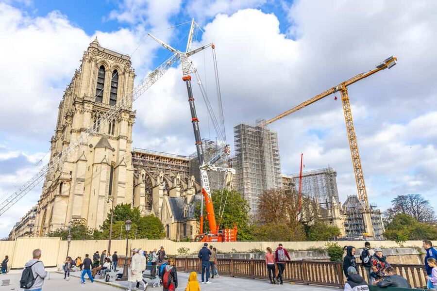 Paris: Notre Dame Outside Tour and Sainte Chapelle Ticket - Shakespeare and Company Across the Seine