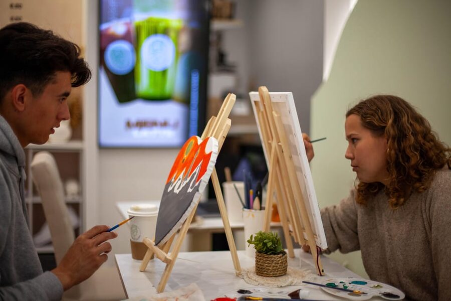 Paris : Painting experience in an art cafe - The atmosphere and help from the host
