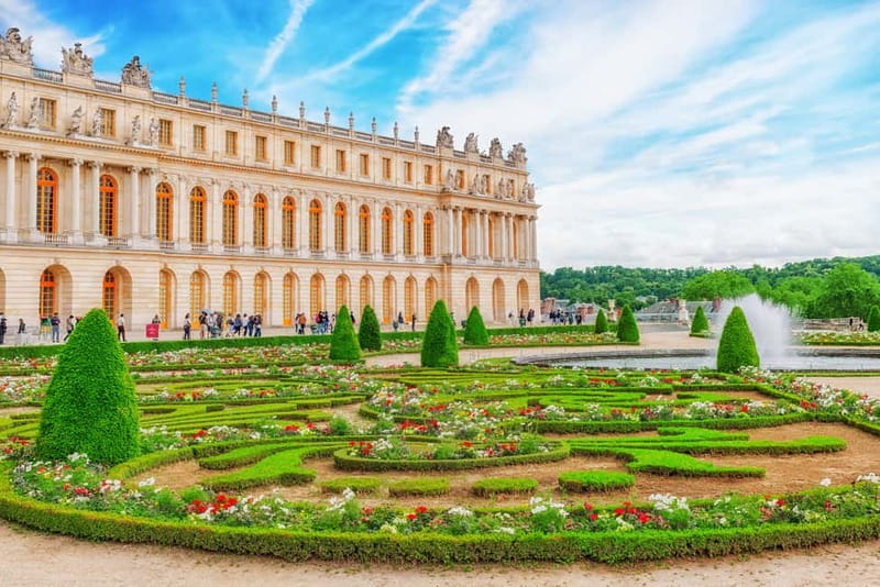 Paris: Palace of Versailles Guided Tour with Bus Transfers - From Place du Général Kœnig to the palace gates