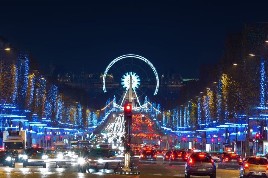 Paris: Panoramic Night Tour with Audio Guide and Host - The audio guide requires active attention