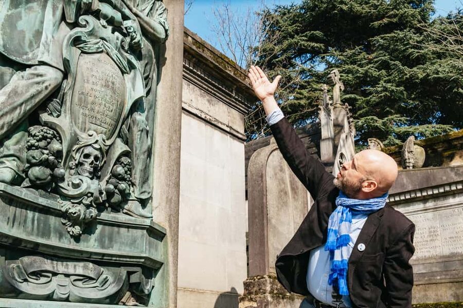 Paris: Pere Lachaise Cemetery Guided Tour - The first steps into a 44-hectare cemetery
