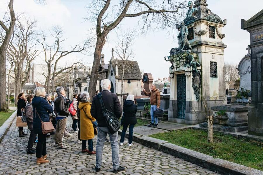 Paris: Pere Lachaise Cemetery Guided Tour - Oscar Wilde and the art of the tomb