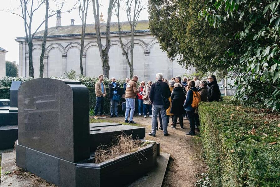 Paris: Pere Lachaise Cemetery Guided Tour - Héloïse and Abélard, a love story in stone