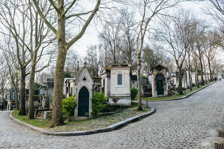 Paris: Pere Lachaise Cemetery Guided Tour - A lively guide, with one important language warning