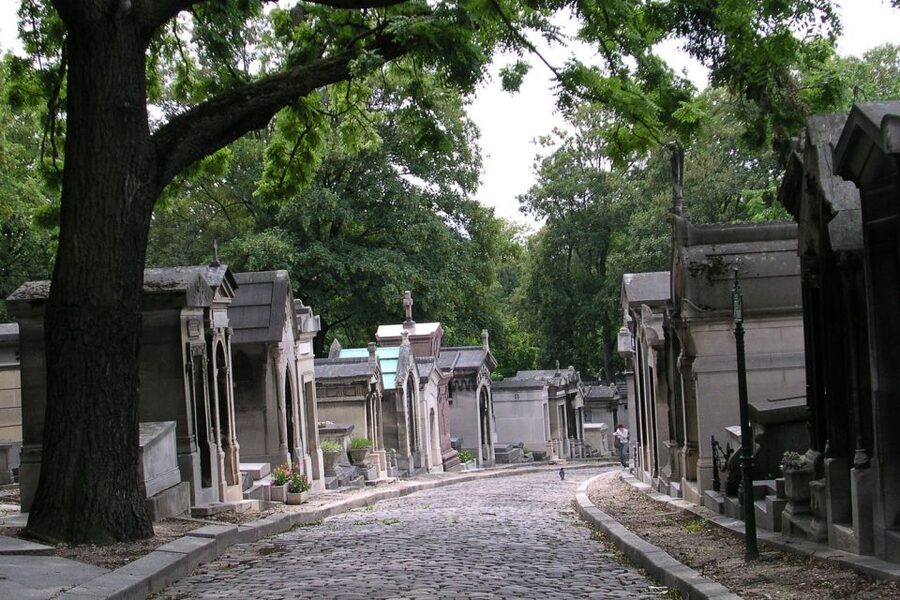 Paris: Père Lachaise Cemetery Walking Tour - Guide Style Makes the Difference