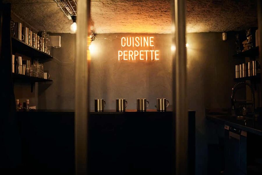 Paris : Perpette, l'expérience immersive - Putting on the orange jumpsuit