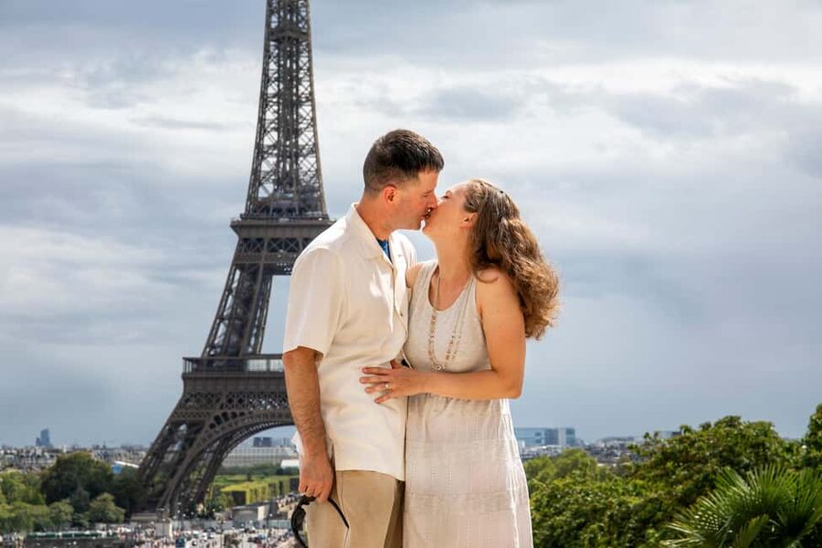 Paris: Photoshoot Around Eiffel Tower with 55 Edited Photos - Language, Accessibility, and Group Details
