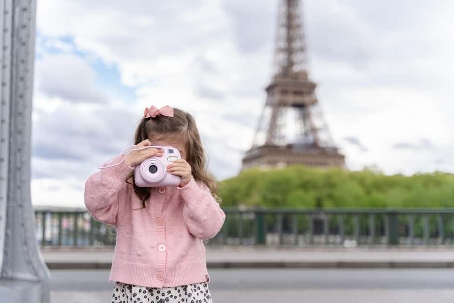 Paris: Premium Photoshoot with Iconic Eiffel Tower Views - How the photographer guides you