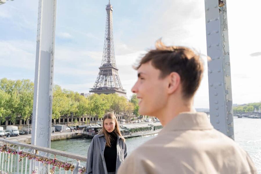Paris: Premium Photoshoot with Iconic Eiffel Tower Views - Weather, crowds, and clothing advice