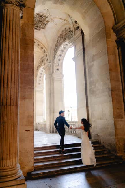 Paris: Premium Professional Photo Shoot - How the photographer helps you pose naturally