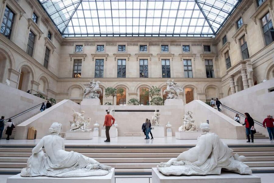 Paris: Priority Access Louvre with Host -Direct to Mona Lisa - Finding the host at the Carrousel Arch