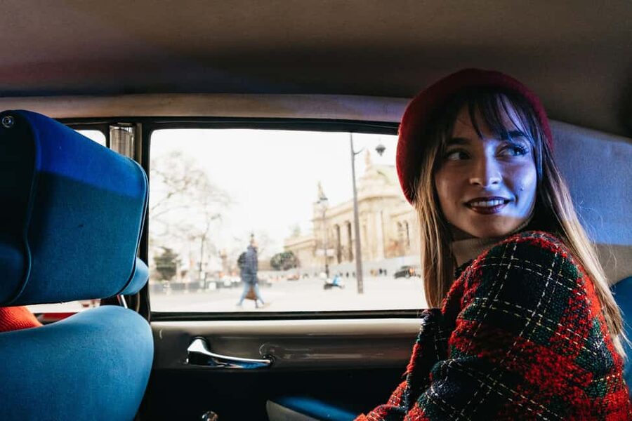 Paris: Private Guided City Tour in a Traction Avant or DS 21 - Eiffel Tower photographs and the Seine bridges