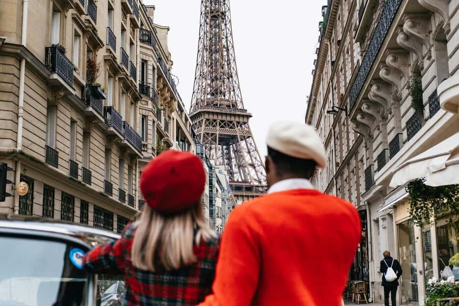 Paris: Private Guided City Tour in a Traction Avant or DS 21 - The Louvre, Notre Dame, and the historic center