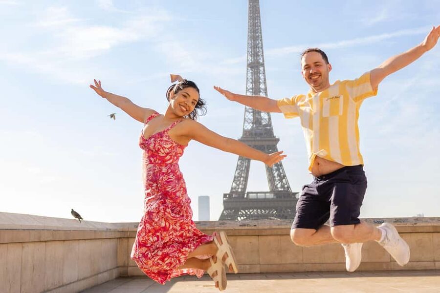Paris: Private Photoshoot at the Eiffel Tower - Why a private Eiffel Tower photoshoot makes sense