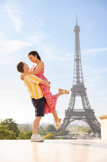Paris: Private Photoshoot at the Eiffel Tower - Posing help for couples, families, and solo visitors