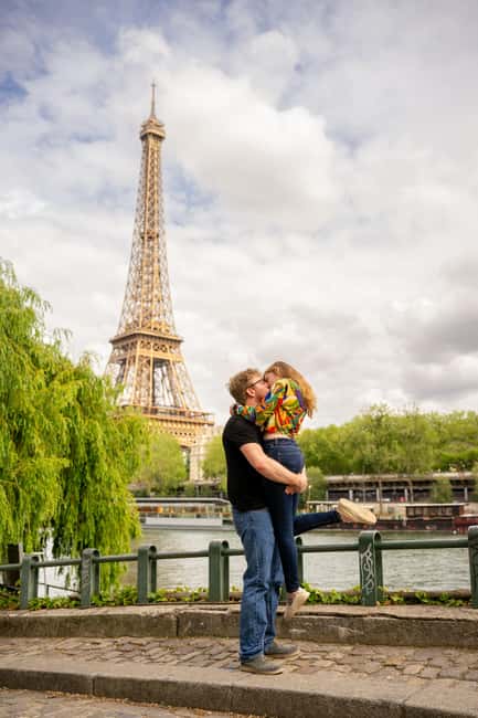 Paris: Private Photoshoot at the Eiffel Tower - Photo delivery within 48 hours