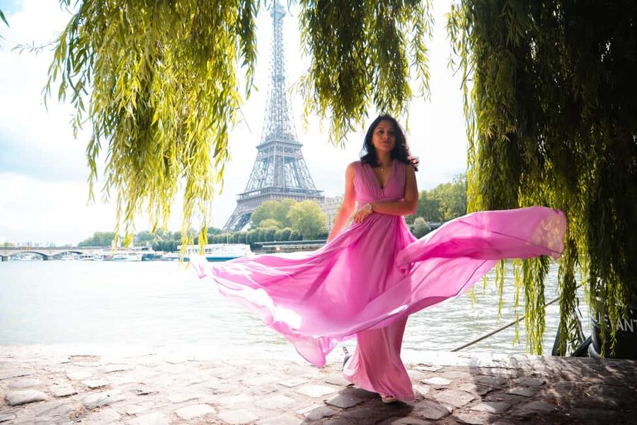 Paris: Private Photoshoot Near the Eiffel Tower - Bir Hakiem bridge: strong lines and a classic Paris frame