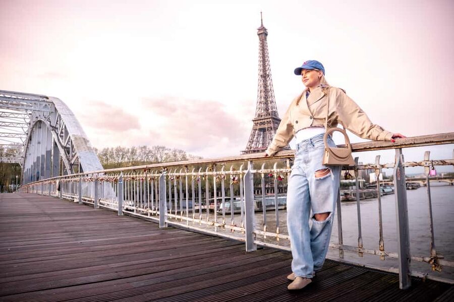 Paris: Private Photoshoot Near the Eiffel Tower - Posing help for camera shy people