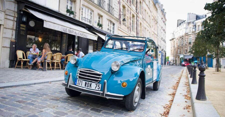 Paris: Private Sightseeing Tour in Citroën 2CV - A flexible route from the Eiffel Tower to the Louvre