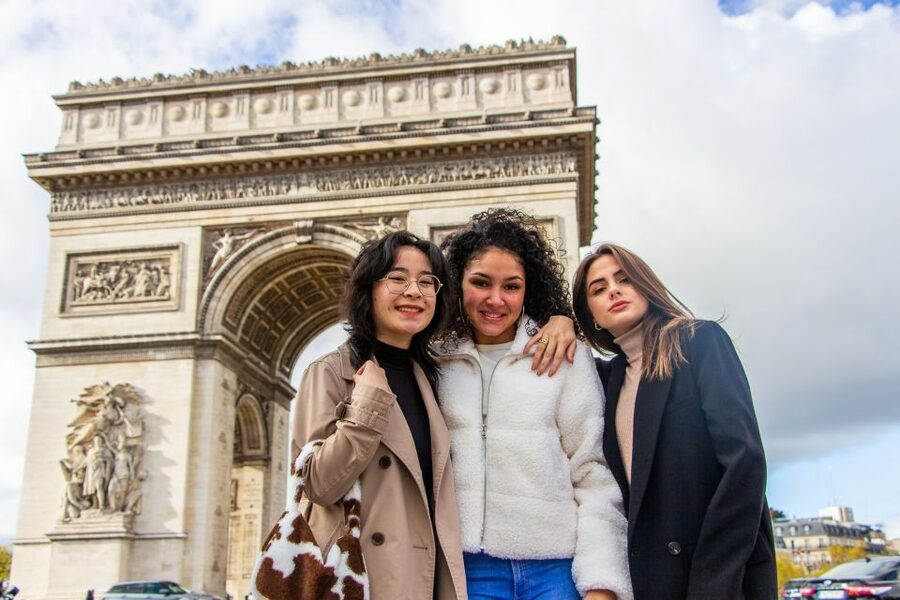 Paris: Professional Photoshoot at the Arc de Triomphe - Basic or premium photo package?