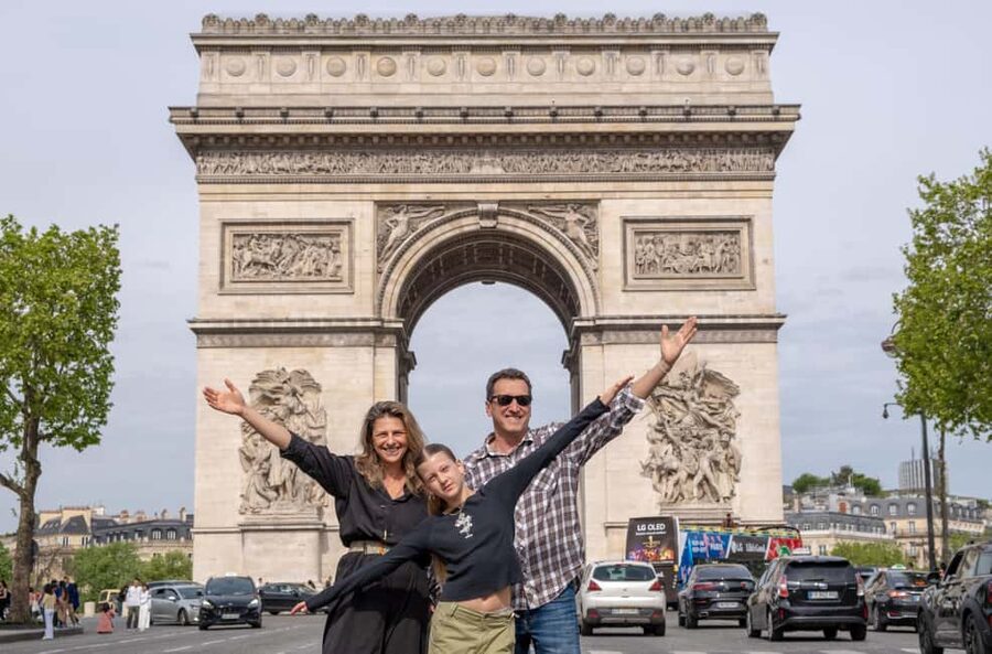 Paris: Professional Photoshoot at the Arc de Triomphe - Meet at 154 Avenue des Champs-Élysées