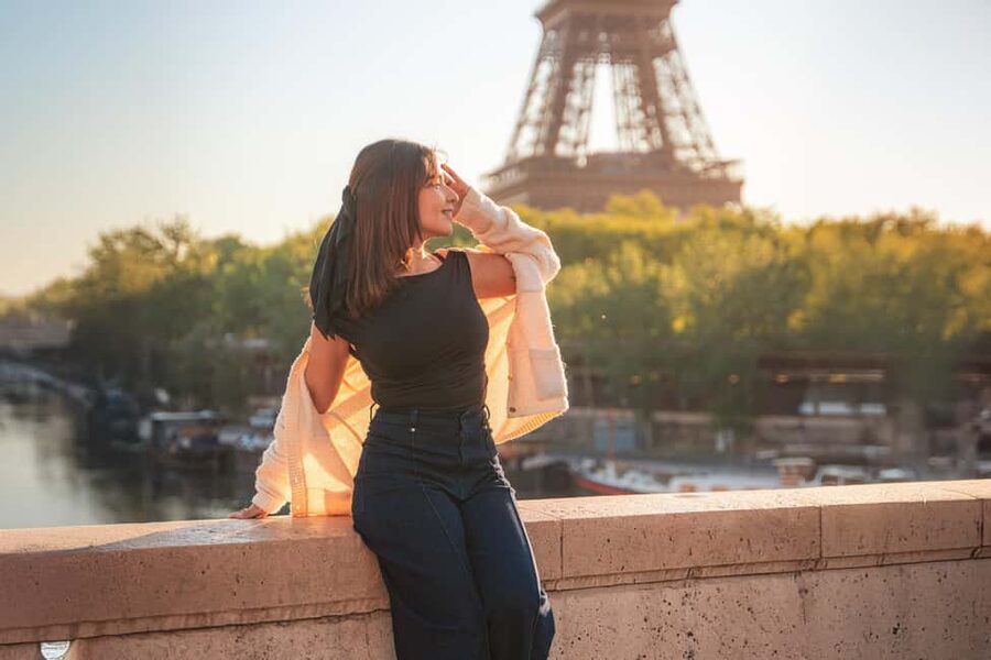 Paris: Professional Photoshoot with the Eiffel Tower - Three viewpoints in the shared one-hour session