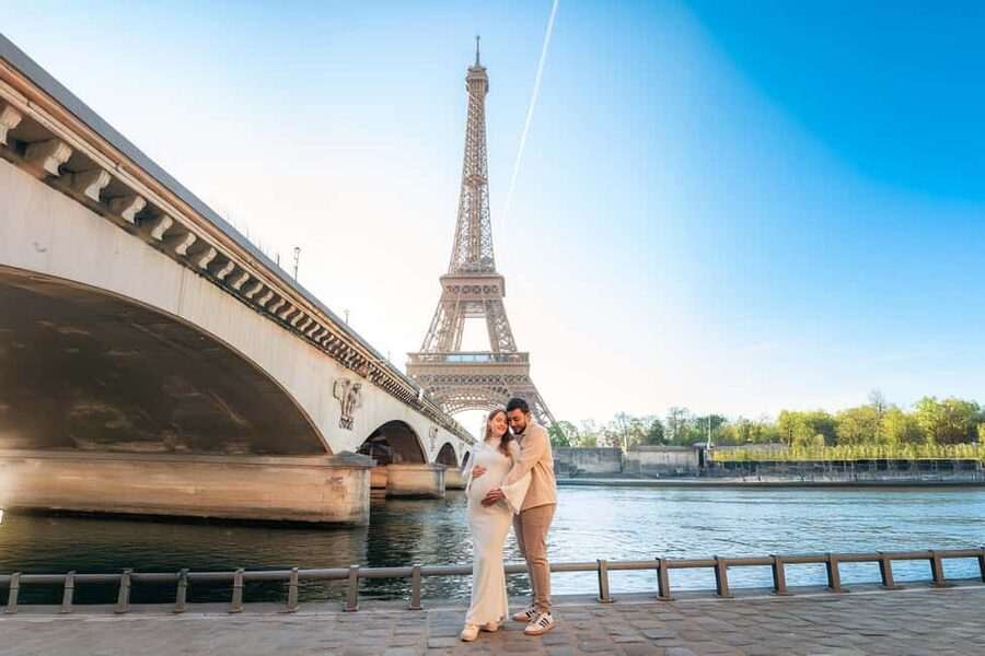 Paris: Professional Photoshoot with the Eiffel Tower - Four locations in the private session