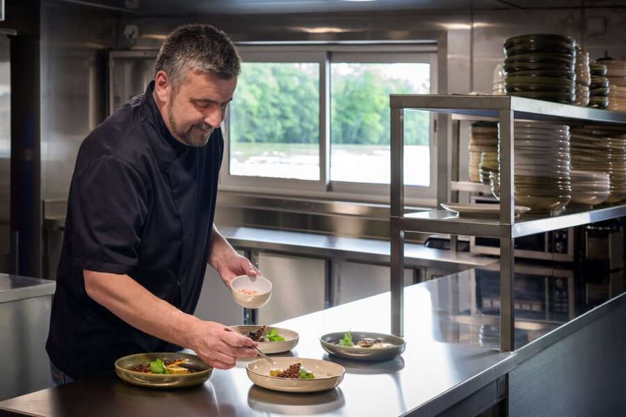 Paris: Romantic Cruise with 3-course Dinner on Seine River - Who should book this Seine dinner cruise