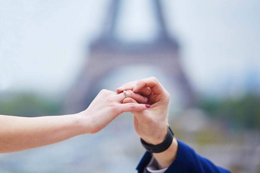 Paris: Romantic Photoshoot for Couples - Digital photos and delivery time