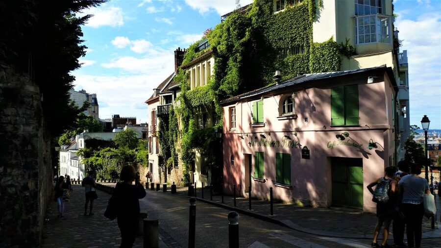 Paris: Sacré-Coeur and Montmartre Tour with Expert Guide - La Maison Rose and Montmartre’s picture-book streets