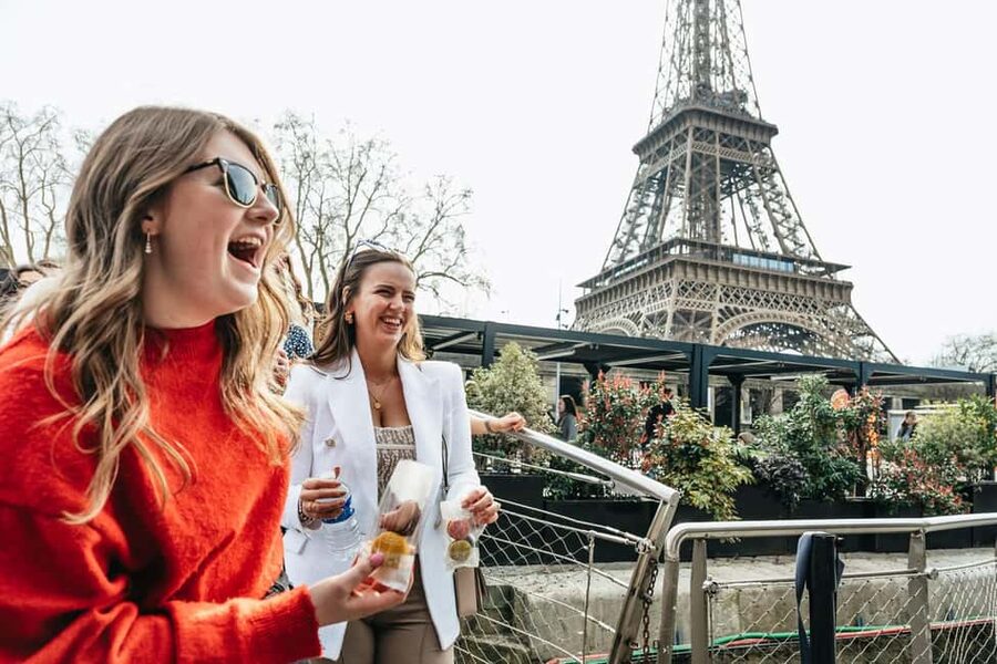 Paris: Seine Cruise and Macaron Tasting by the Eiffel Tower - A Seine cruise with a sweet Parisian finish