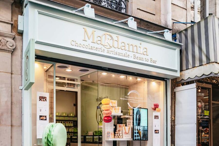 Paris: Seine Cruise and Macaron Tasting by the Eiffel Tower - Two macarons at MAKDAMIA