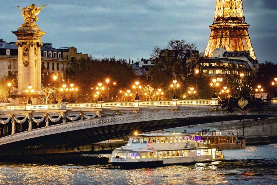 Paris: Seine Dinner Cruise from Eiffel Tower/Liberty Statue - The three-course dinner aboard the boat