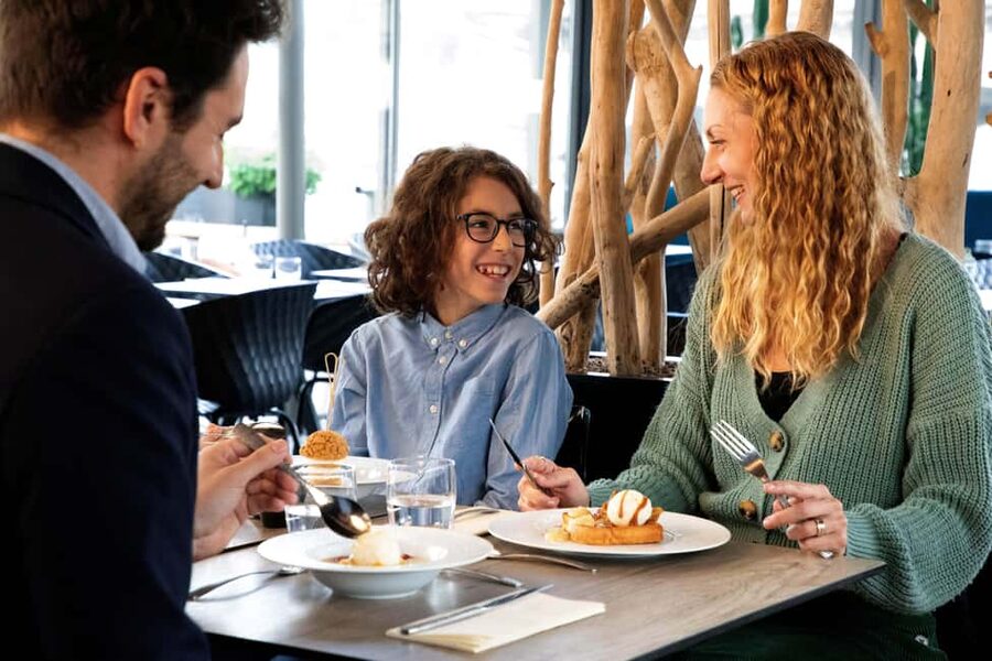 Paris: Seine River Cruise and 3-course Bistro Lunch - A Seine Cruise With Lunch Under the Eiffel Tower