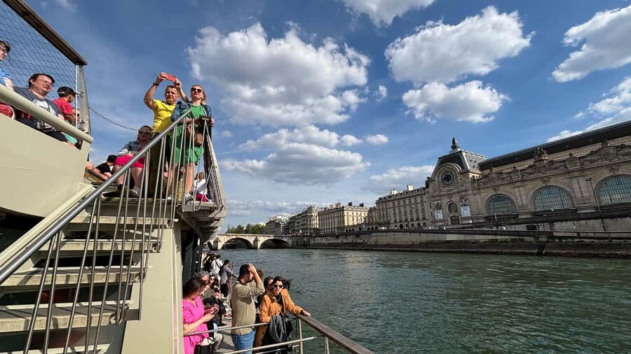 Paris: Seine River Cruise and 3-course Bistro Lunch - Indoor Comfort and Outdoor Views