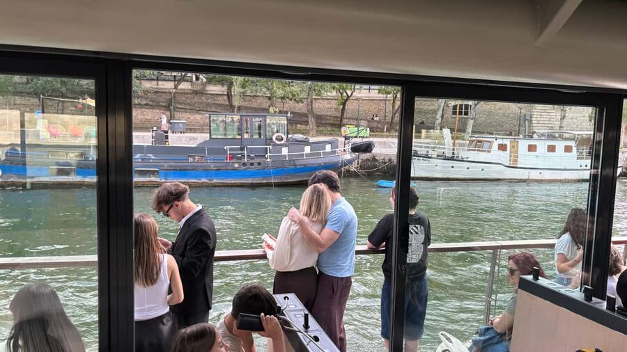 Paris: Seine River Cruise and 3-course Bistro Lunch - Commentary, Crowd Levels, and the Regular Boat