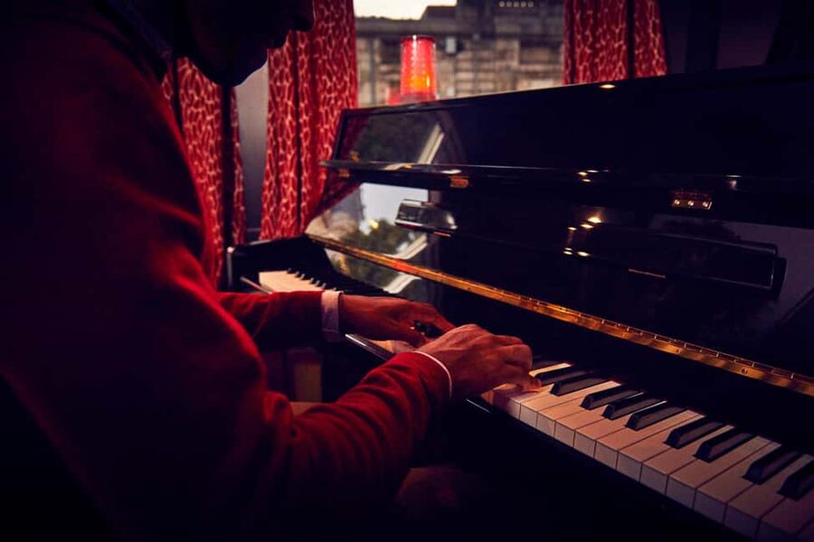 Paris: Seine River Cruise with 3-Course Dinner & Live Music - Live music without a formal concert
