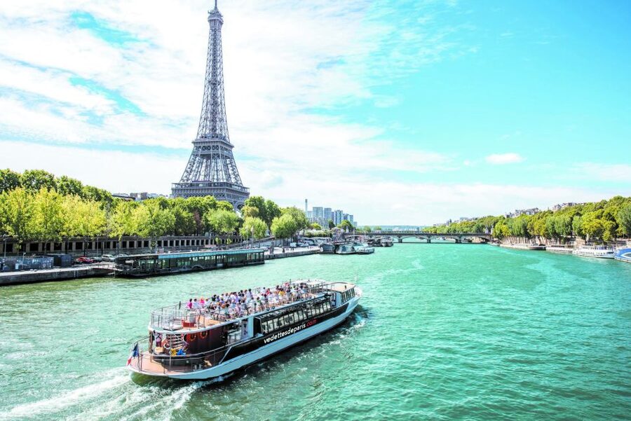 Paris: Seine River Cruise with a Live Guide - Hôtel de Ville and the eastern turn