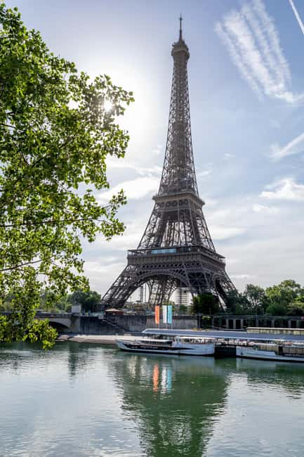 Paris: Seine River Cruise with Champagne from Eiffel Tower - Choosing the right seat on the electric boat