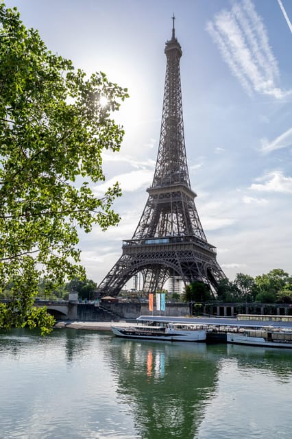 Paris: Seine River Cruise with Champagne from Eiffel Tower - Musée d’Orsay and the Louvre from the water