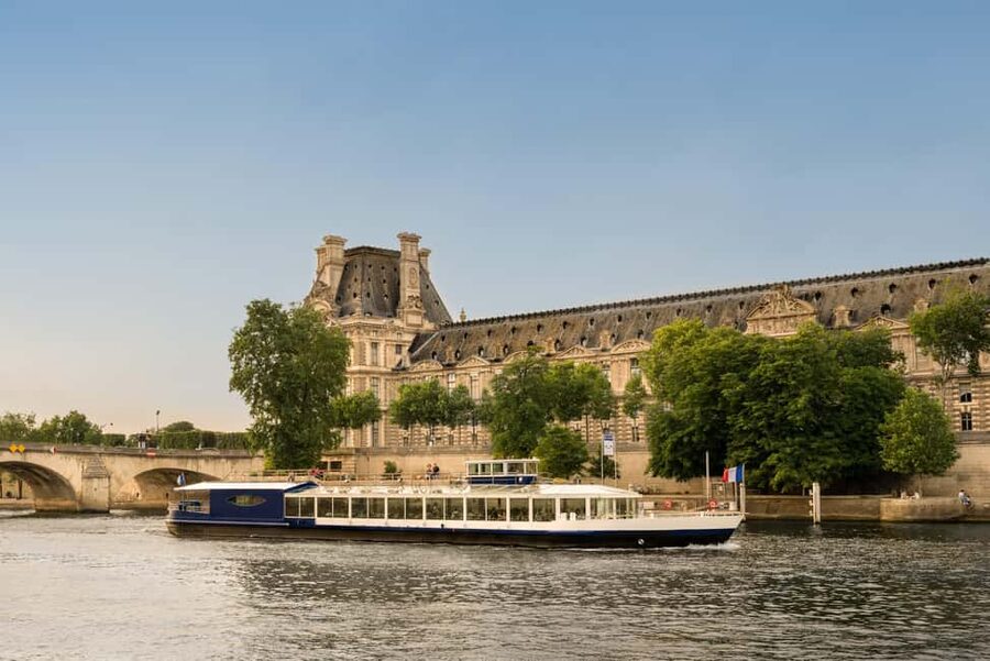 Paris: Seine River Panoramic Views Dinner Cruise - Key points at a glance