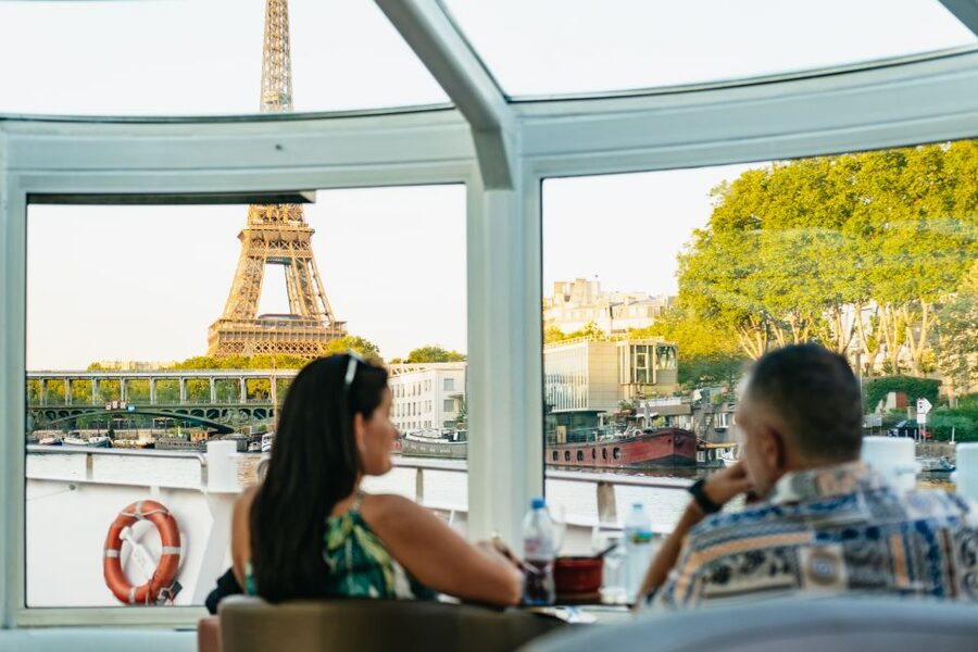 Paris: Seine River Panoramic Views Dinner Cruise - Paris by boat, with dinner in front of you