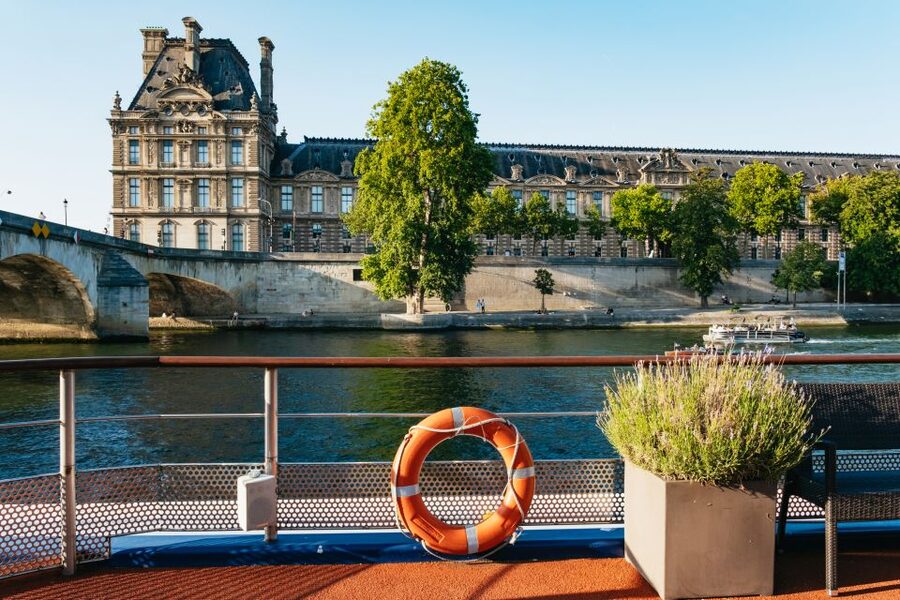 Paris: Seine River Panoramic Views Dinner Cruise - The meal: French cooking in cocotte style
