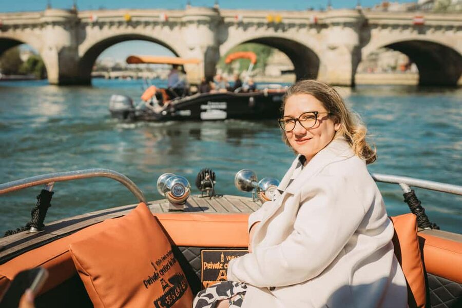 Paris: Seine River Private Cruise - Pont Neuf, Notre Dame, and the center of Paris